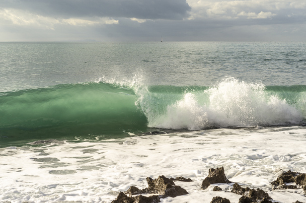Tengerpart sziklákkal és nagy hullámokkal - Fotó, kép