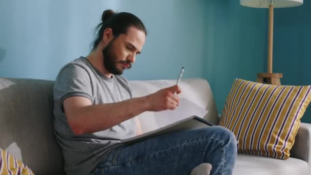 Man Uses Drawing Therapy - Imágenes, Vídeo