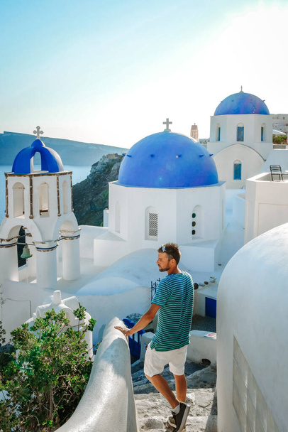 Σαντορίνη Ελλάδα, νέοι άνδρες σε πολυτελείς διακοπές στο ελληνικό νησί της Σαντορίνης - Φωτογραφία, εικόνα