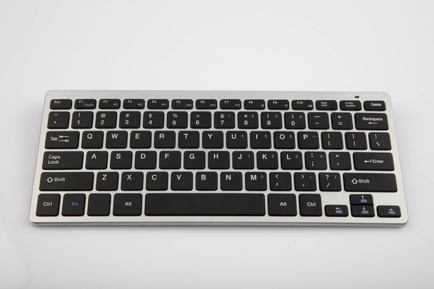 Alüminyum klavye, İngiliz alfabesi ile kablosuz bilgisayar klavyesi beyaz arkaplan üzerinde izole edilir. - Fotoğraf, Görsel