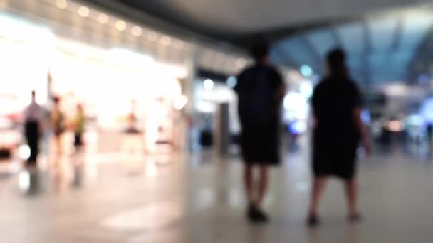 Verschwommene Passagierzahlen am Flughafen in Düsseldorf - Filmmaterial, Video