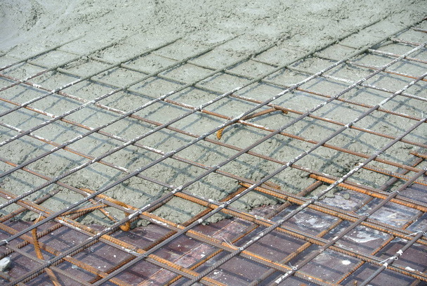 床スラブを形成するために、湿式コンクリートを鋼補強に注ぎます. - 写真・画像