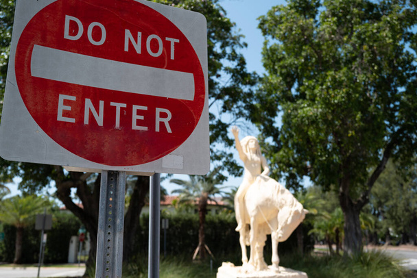 マイアミビーチ,フロリダ州,米国- 2020年5月21日:ロードアップ。マイアミビーチの標識と記念碑。インディアンの記念碑。道路標識を入力しないでください. - 写真・画像