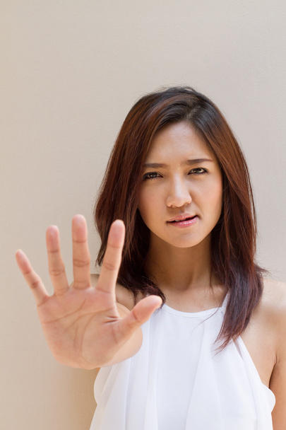 vrouw met stop, verwerpen, weigeren, verbieden, negatieve hand teken - Foto, afbeelding