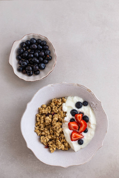 Sağlıklı kahvaltı konsepti. Yoğurtlu granola, yaban mersini ve - Fotoğraf, Görsel