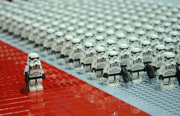 SELANGOR, MALAYSIA -30. JULI 2016: First Order Stormtroopers Army und andere Dtarwars Charakterfiguren aus Starwars VII "The Force Awakens" -Filmen. Es besteht aus Kunststoffsteinen.   - Foto, Bild