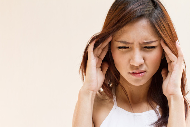 頭痛または複数の症状を伴う病気の女性 - 写真・画像