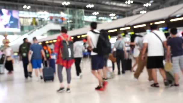 Smuga pasażerów spaceruje po lotnisku w opłatach celnych - Materiał filmowy, wideo
