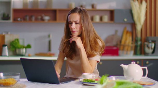 Бізнес-леді використовують ноутбук в домашньому офісі. Жінка працює на ноутбуці на робочому місці
 - Фото, зображення
