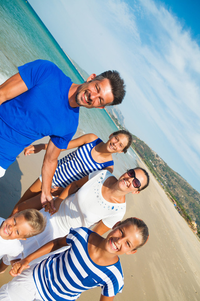 ビーチで楽しんで家族 - 写真・画像