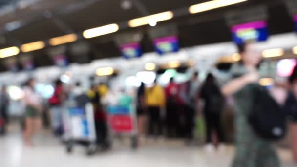 Smuga pasażerów spaceruje po lotnisku w opłatach celnych - Materiał filmowy, wideo