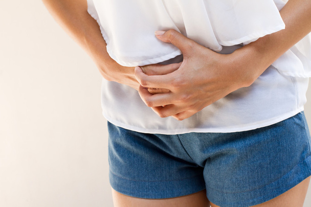 menstruação dor ou dor de estômago, mão segurando barriga close-up
 - Foto, Imagem