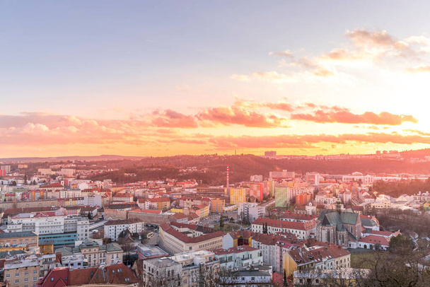 Dzień do nocy time-lapse, gdy Brno placu miasta i okolic idzie od zachodu słońca, gdy słońce zmienia kolory miasta na pomarańczowy przez zachód słońca do nocy, gdy światło miasta idzie na przechwycone 4k wysokiej rozdzielczości - Zdjęcie, obraz