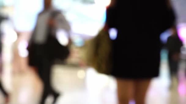 Waas van passagiers lopen op de luchthaven in taksen - Video