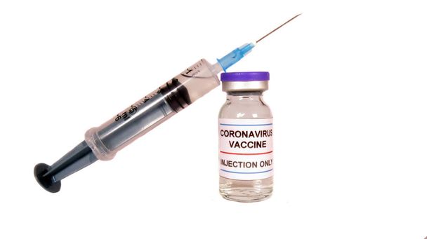 Flacon de vaccin contre le coronavirus avec seringue injectable, sur fond de studio blanc.                                - Photo, image