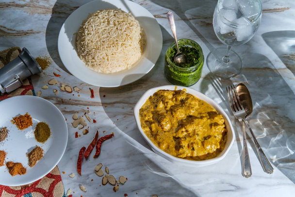 Eredeti indiai mandula csirke korma curry vacsora basmati rizzsel és zöld chutney - Fotó, kép