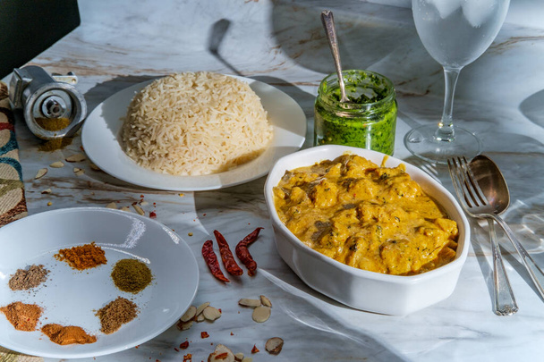 Authentisches indisches Korma Curry-Dinner mit Mandelhuhn mit Basmatireis und grünem Chutney - Foto, Bild