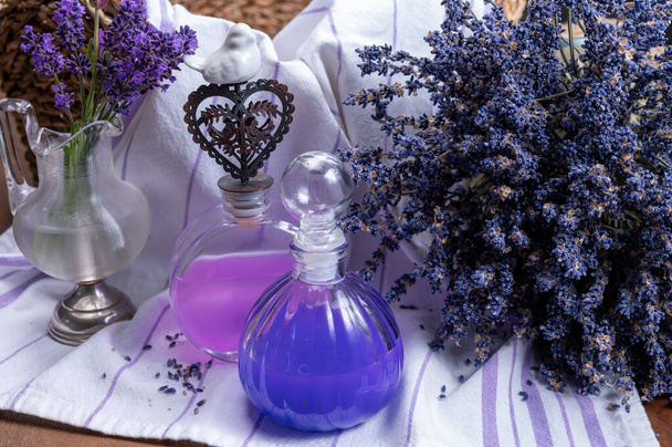 Käsintehdyt orgaaniset ihonhoitotuotteet, jotka on valmistettu violeteista aromaattisista laventelin kukista Provencessa, Ranskassa - Valokuva, kuva