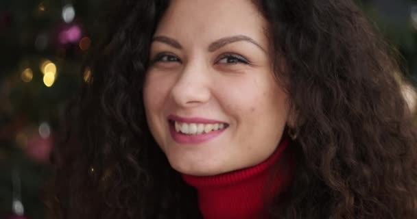 Portret van een mooie glimlachende vrouw - Video