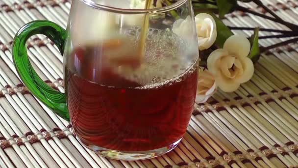 Наливание чая на чай
 - Кадры, видео
