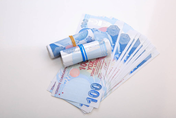 Состав банкнот Турции 100 TL на белом фоне
. - Фото, изображение