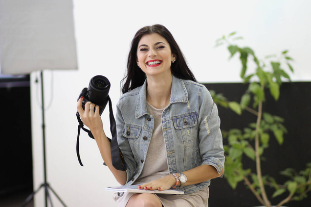 mooie jonge vrouwen houden professionele camera in haar handen - Foto, afbeelding