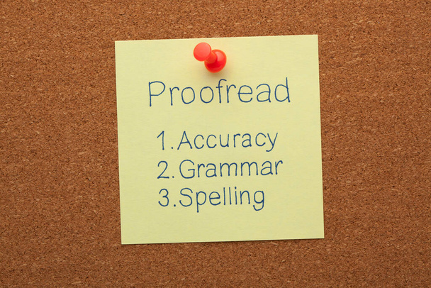 The word proofread showing options spelling, grammar and accuracy on note pinned on cork board. - Foto, afbeelding