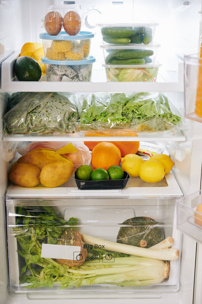 Otevřená lednice plná potravin, jako je ovoce, zelenina, zelenina a vejce, zdravý stravovací koncept - Fotografie, Obrázek