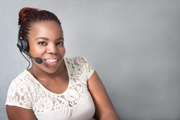 όμορφο μαύρο call center agent μιλάμε πελάτη - Φωτογραφία, εικόνα