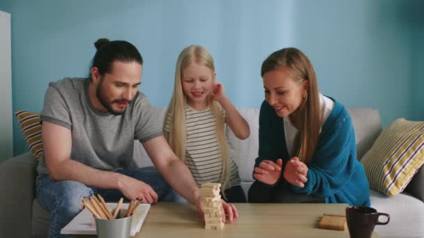 Vriendelijke familie heeft plezier spelen Jenga thuis - Video