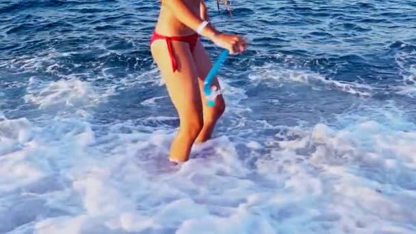 Sea girl legs fins and buttock trying go in water - Footage, Video