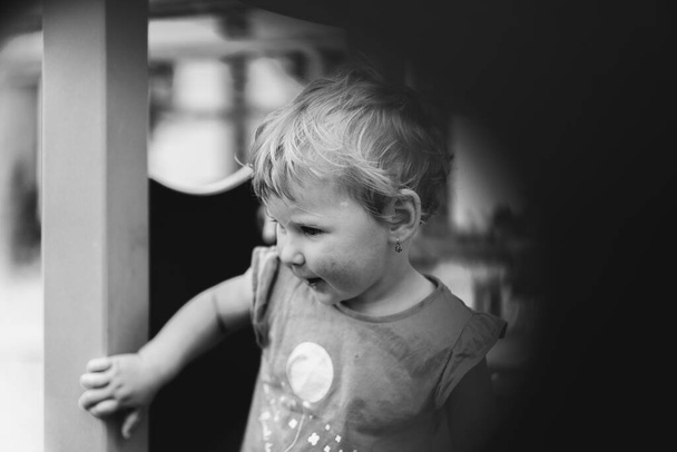 Petite fille jouant. Portrait monochrome
 - Photo, image