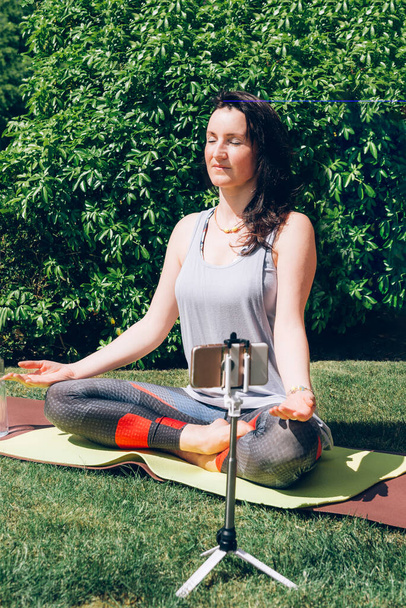 Frau macht Yoga im Garten - Foto, Bild