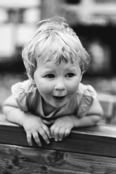 Gülümseyen küçük kızın siyah beyaz portresi - Fotoğraf, Görsel