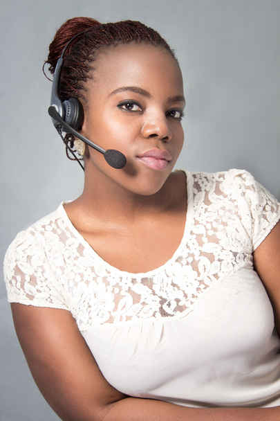 Hermosa joven negro call center agente hablando
 - Foto, Imagen