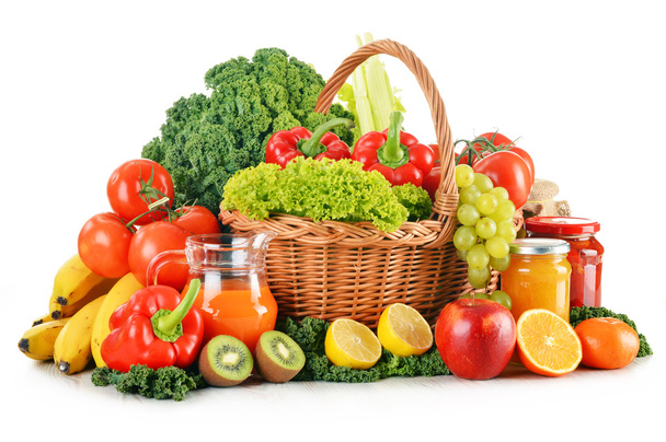Composition avec variété de légumes et fruits biologiques en osier
 - Photo, image