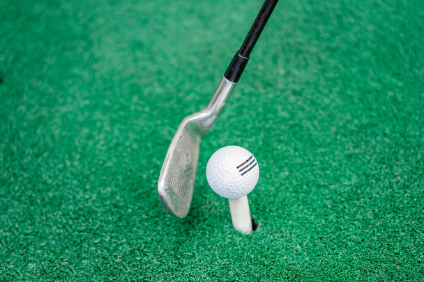 oscillare una mazza da golf per colpire la palla
 - Foto, immagini
