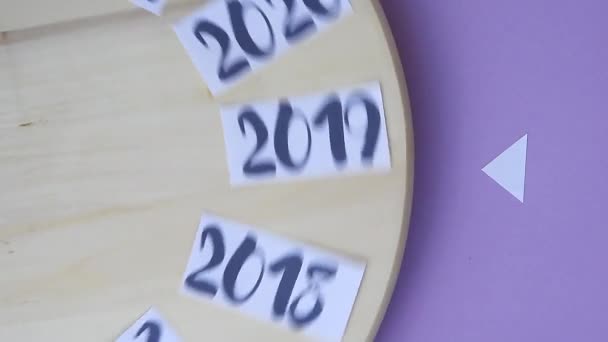 Lata 2014-2024 obracające się na drewnianej desce i zatrzymał się na 2021 rok, nowy rok, czas biegnie - Materiał filmowy, wideo