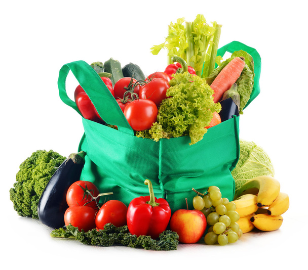 新鮮な有機野菜の花の様々 な緑のショッピング バッグ - 写真・画像