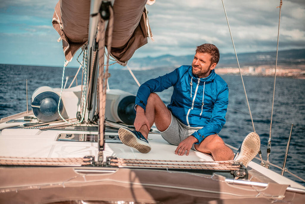 Felice uomo barbuto che riposa su uno yacht nella giornata di sole
 - Foto, immagini