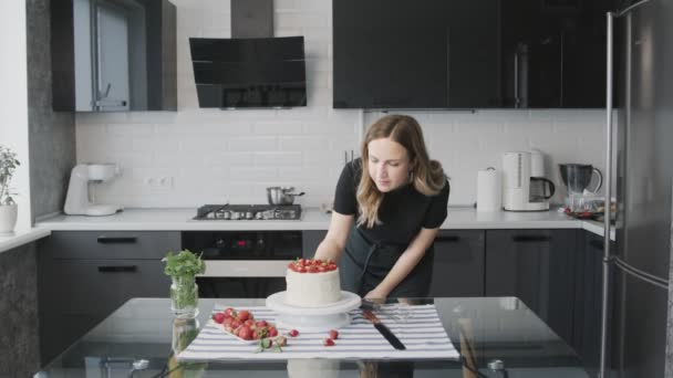 Professional chef is cooking cake. Young attractive housewife finished cooking the cake and admiring it - Filmagem, Vídeo