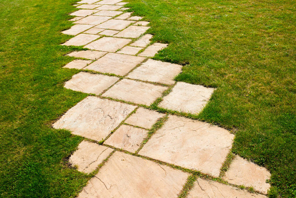 кам'яна стежка біля газону
 - Фото, зображення