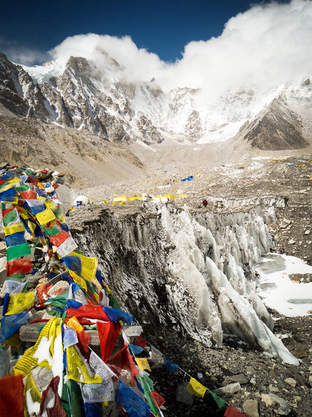 молитвенные флаги у подножия высокой горы в базовом лагере Эверест
 - Фото, изображение