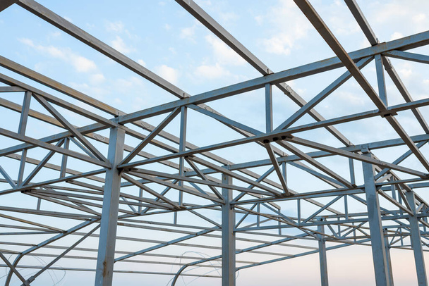 kovová konstrukce pro budoucí střechu na obloze pozadí - Fotografie, Obrázek
