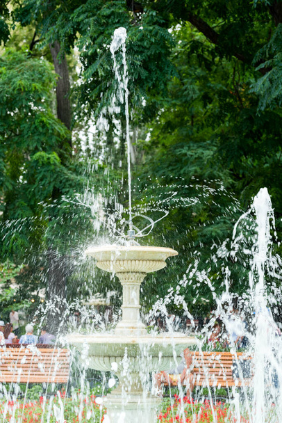 рабочий фонтан в форме чаши на площади
 - Фото, изображение