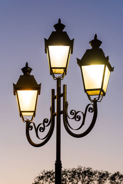 resplandeciente linterna con estilo en la calle
 - Foto, imagen