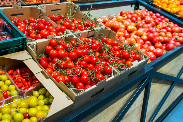 tomaatit laatikoissa tomaatit supermarketissa - Valokuva, kuva