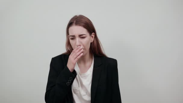Hustet, bedeckt den Mund mit der Hand. Schuss für Artikel Erkrankungen der oberen Atemwege - Filmmaterial, Video