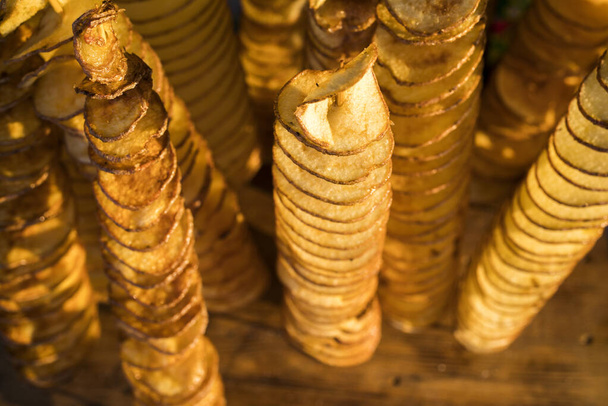 papas fritas en un palo de patatas enteras
 - Foto, Imagen