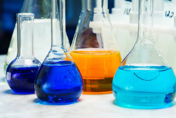 medical containers with liquids for analysis - 写真・画像